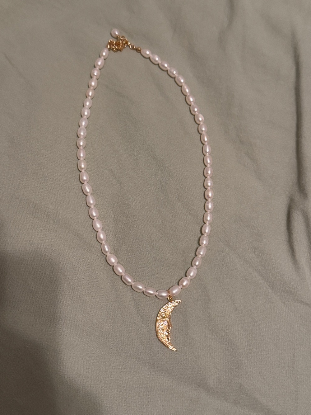 Moon pearl necklace